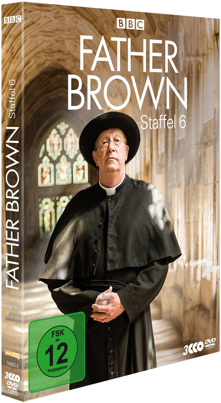 Eine DVD-Hülle für Father Brown, Staffel 6. Ein Mann in Schwarz ist auf dem Cover, mit einem Kirchenfenster hinter ihm.