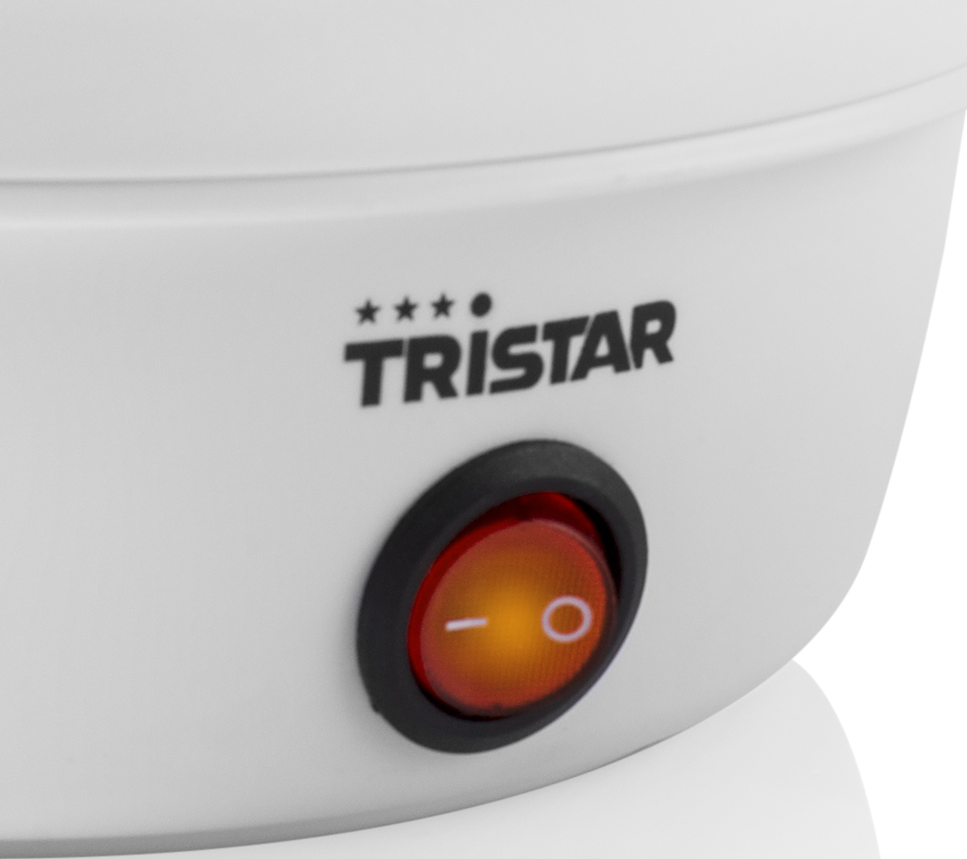 Primo piano di un elettrodomestico bianco con un pulsante di accensione rosso.