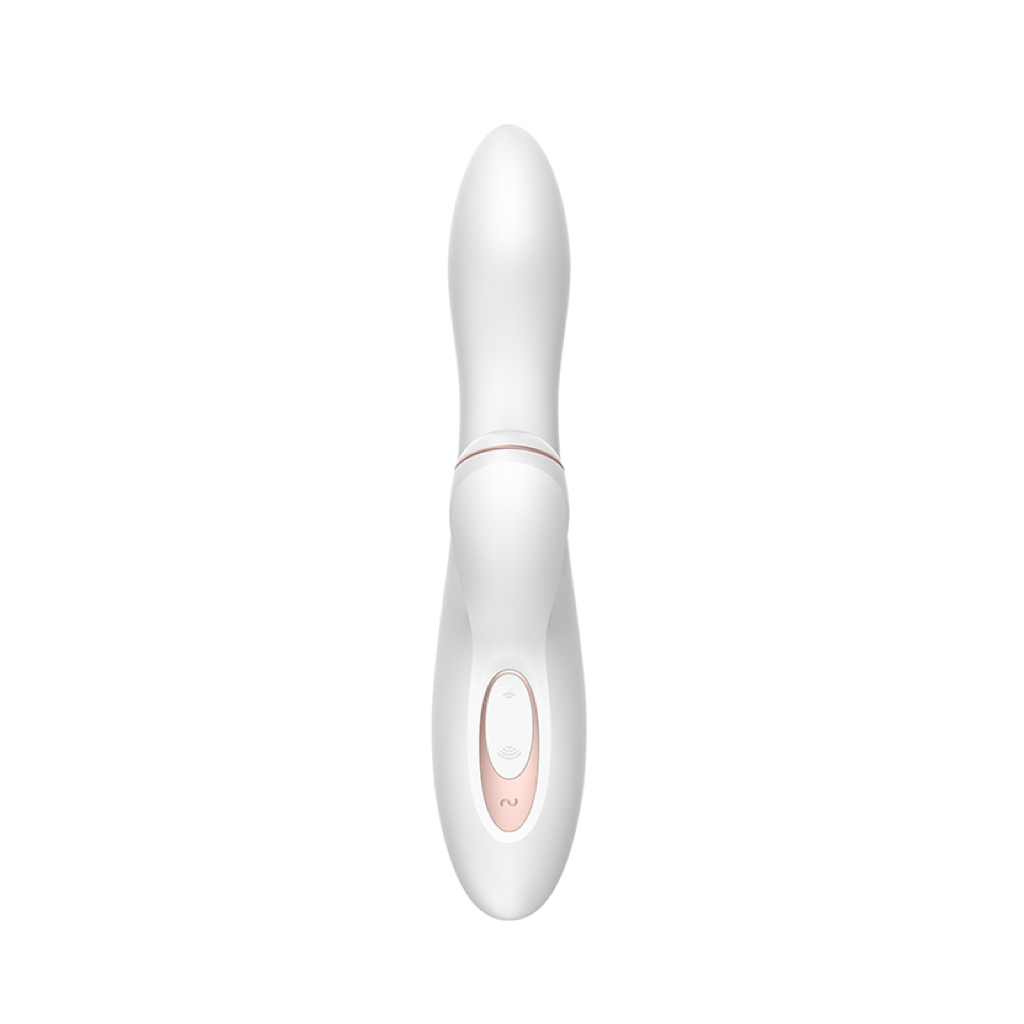Juguete sexual blanco con detalles en oro rosa. Tiene forma curva y parte superior redondeada. Fondo blanco.