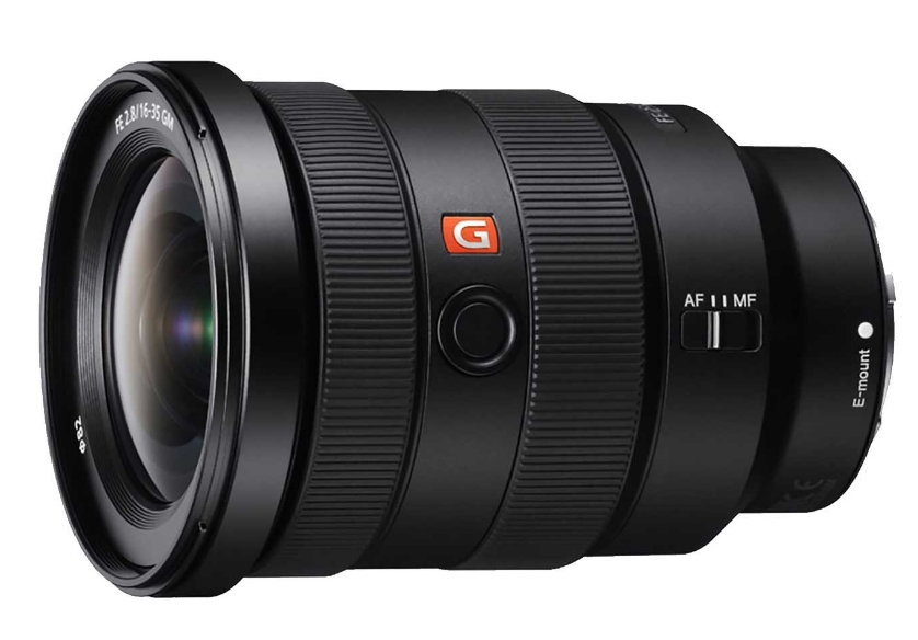 Lente de cámara negro con logotipo G naranja y controles de enfoque, contra un fondo blanco.