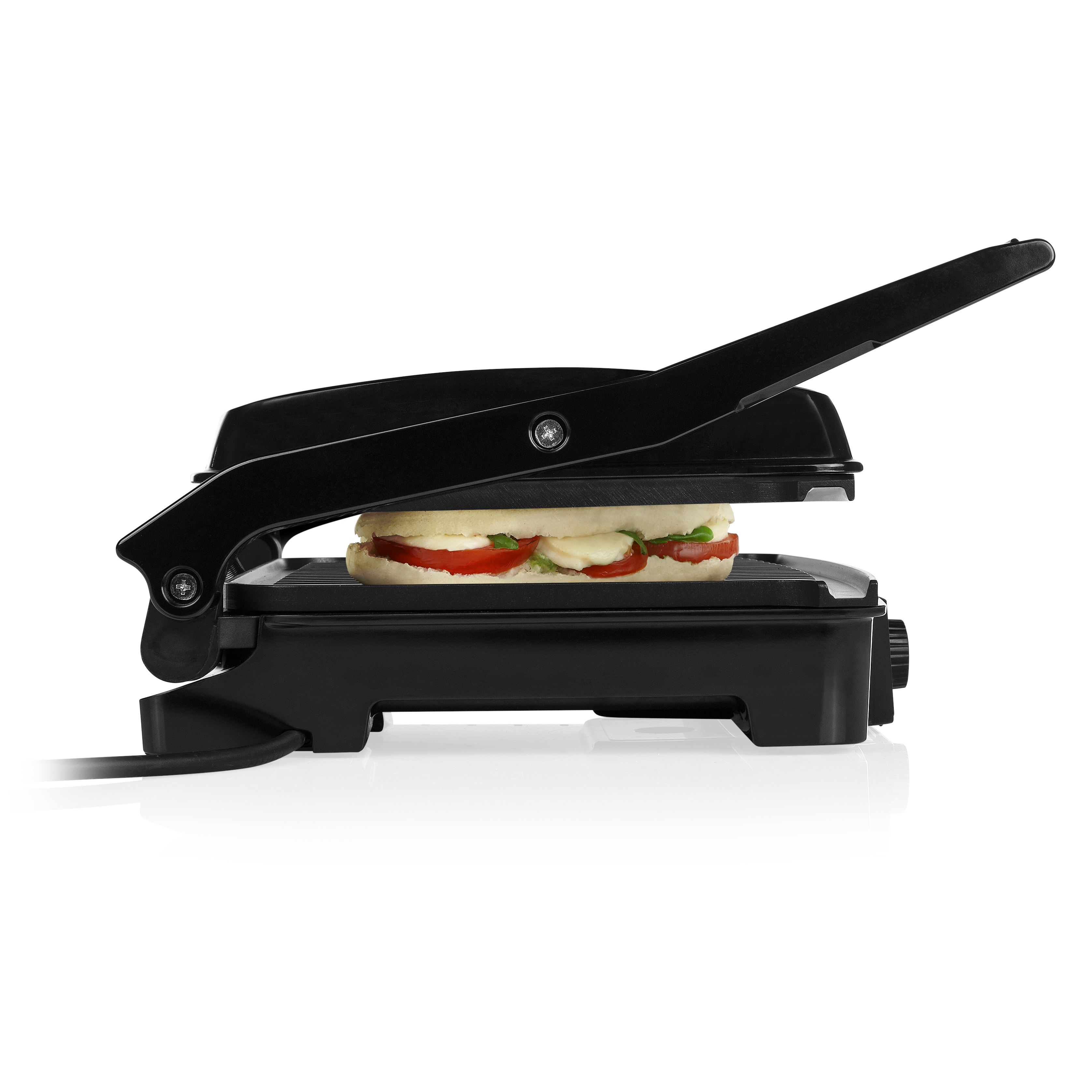 Presse à sandwich noire avec un sandwich à l'intérieur. Elle est fermée et prête à presser.