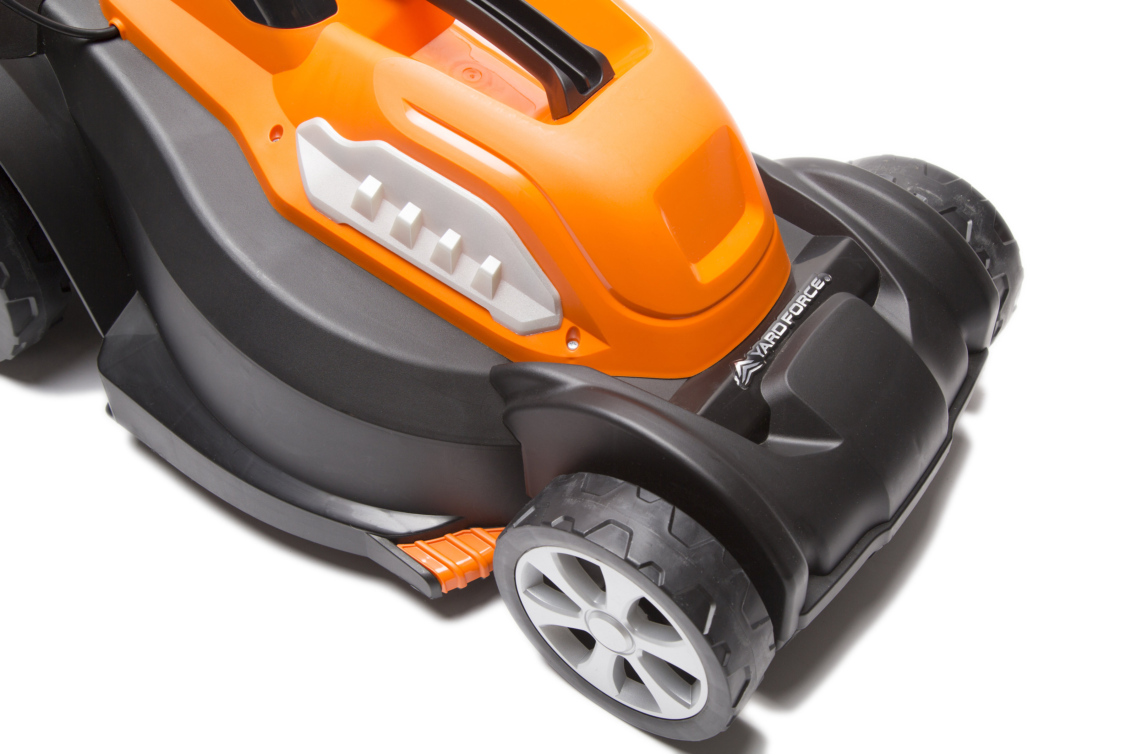 Nahaufnahme eines orangefarbenen und schwarzen Rasenmähers. Weißer Hintergrund. Markenlogo ist 'YARD FORCE'.