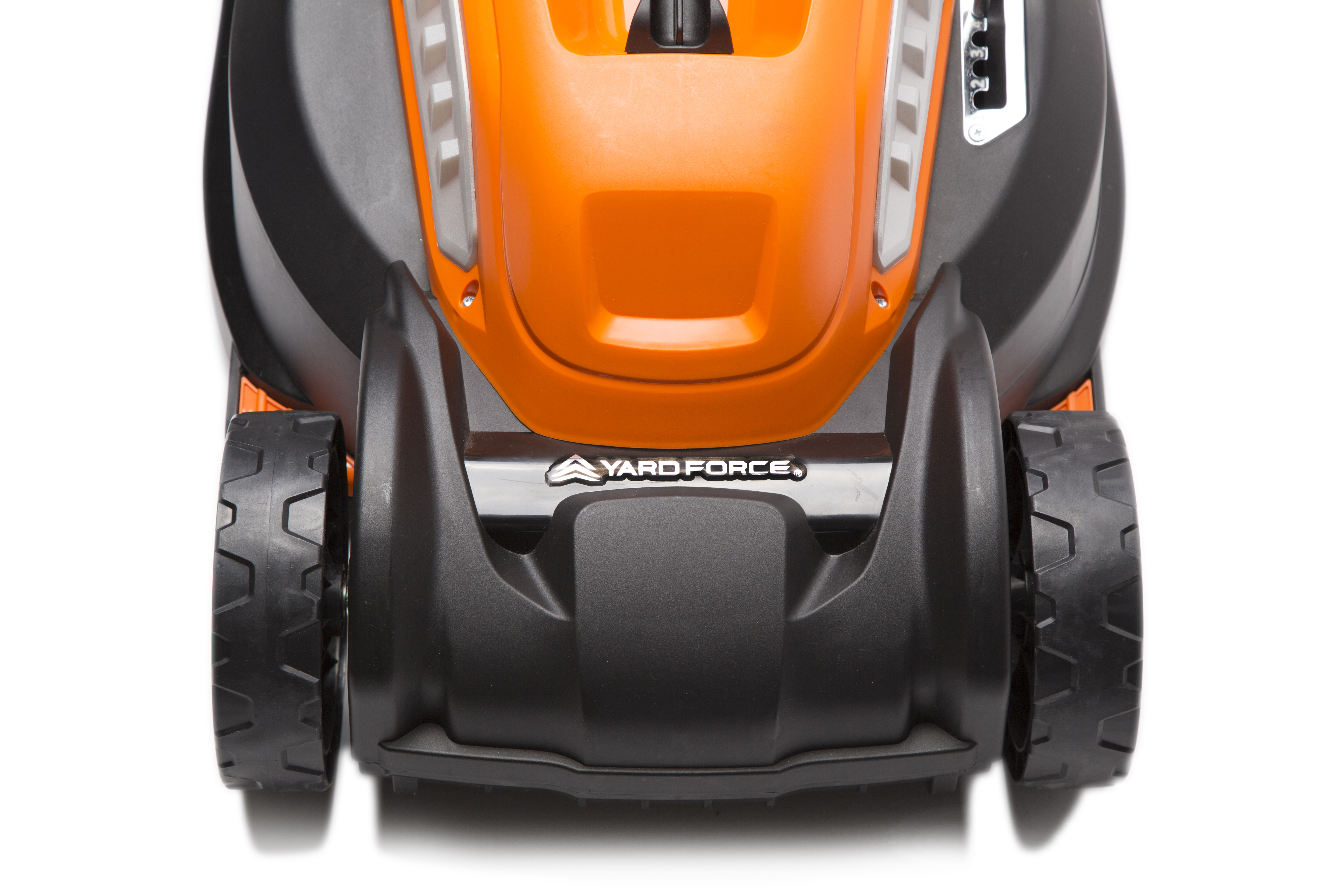 Nahaufnahme von Rasenmäherrädern und Frontbasis. Orange und Schwarz. Die Marke ist Yard Force.