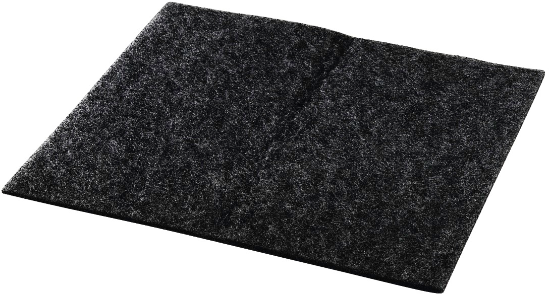 Filtre à charbon noir, forme carrée. Vue à plat sur fond blanc.