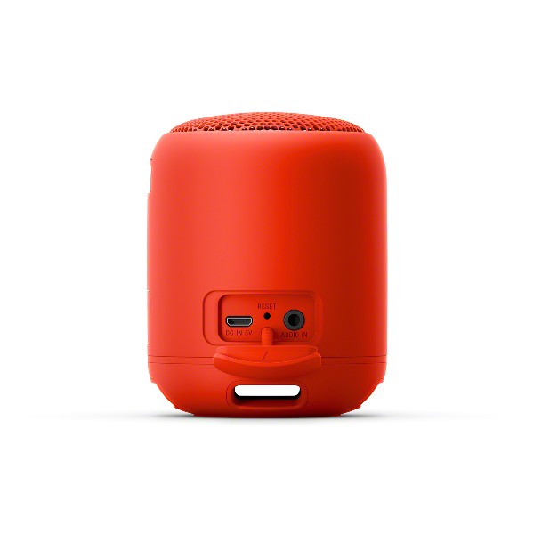 Roter, zylindrischer Lautsprecher mit Anschlüssen auf der Rückseite. Ein Reset- und Audio-Eingang.