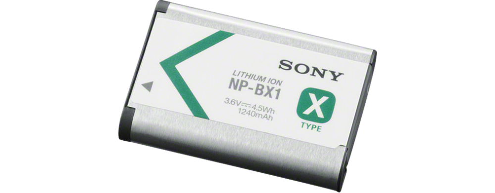 Beyaz ve yeşil etiketli bir Sony lityum iyon pil, beyaz bir arka plan üzerinde.