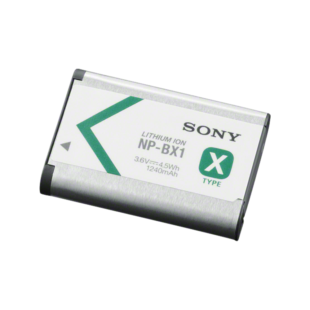 Yeşil ve beyaz etiketli bir Sony NP-BX1 lityum-iyon pil.