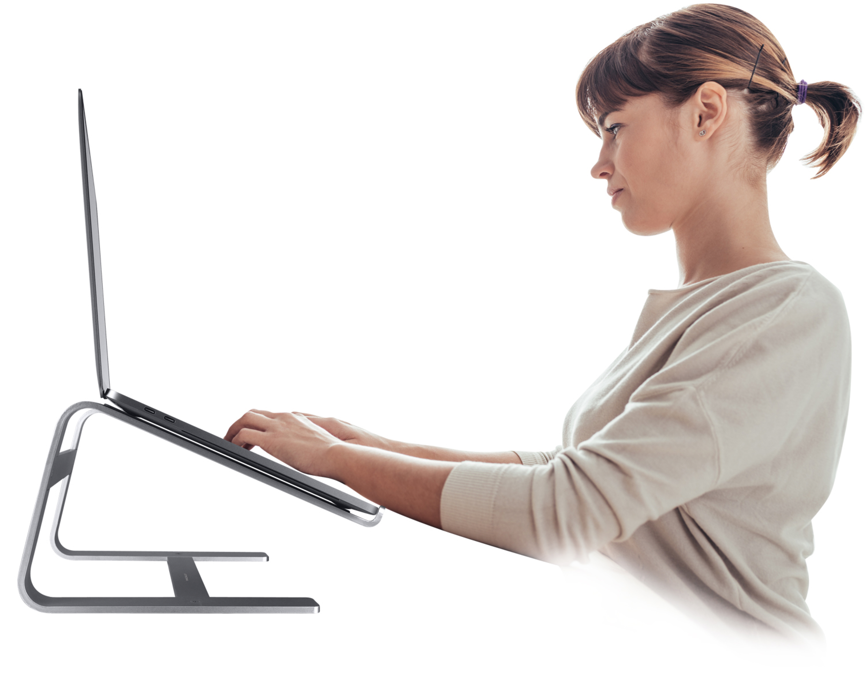 Une femme utilisant un ordinateur portable sur un support. L'ordinateur portable est ouvert et la femme tape.