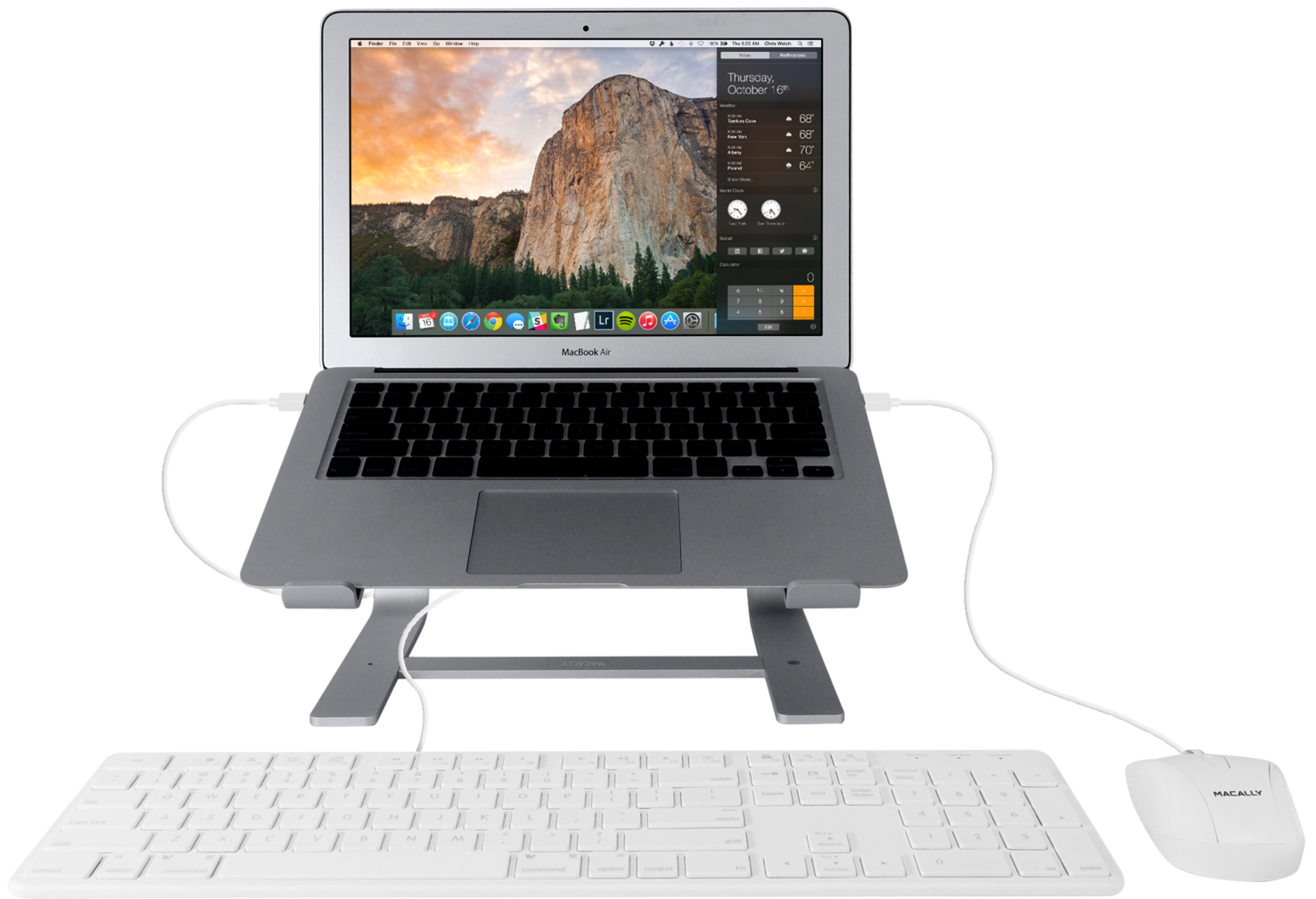 Ordinateur portable sur un support avec clavier et souris sur surface blanche, image montagne.