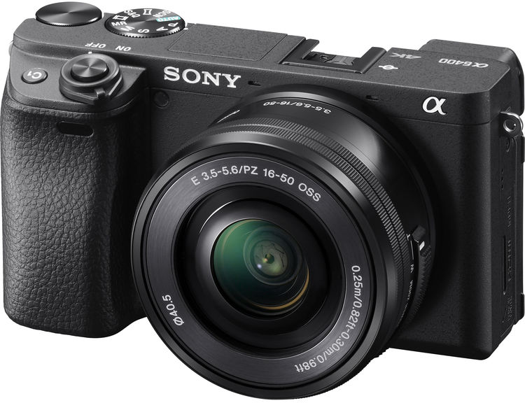 Zwarte Sony-camera met een lens. De camera staat op een witte achtergrond. De lens is scherp.
