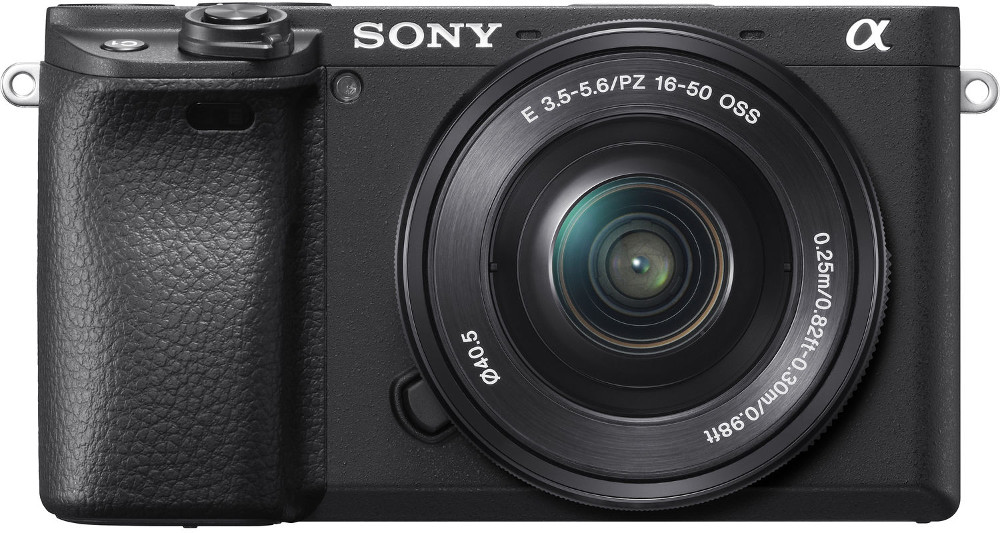 Zwarte digitale camera met een lens. Het woord SONY staat bovenaan de camera.