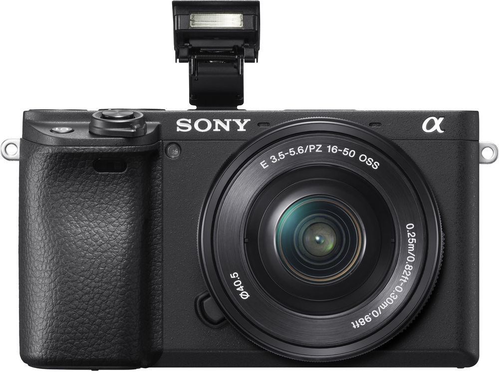 Zwarte Sony camera met flits op een witte achtergrond.