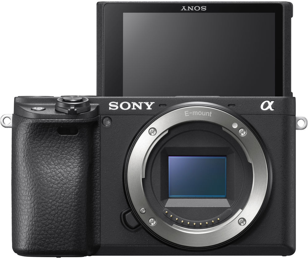 Zwarte Sony camera, scherm open, lens zichtbaar.