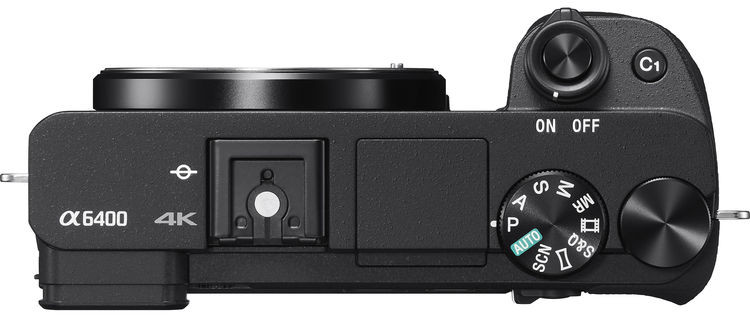 Een zwarte Sony α6400 camera, bovenaanzicht, met lens bevestigd en diverse bedieningsknoppen zichtbaar.
