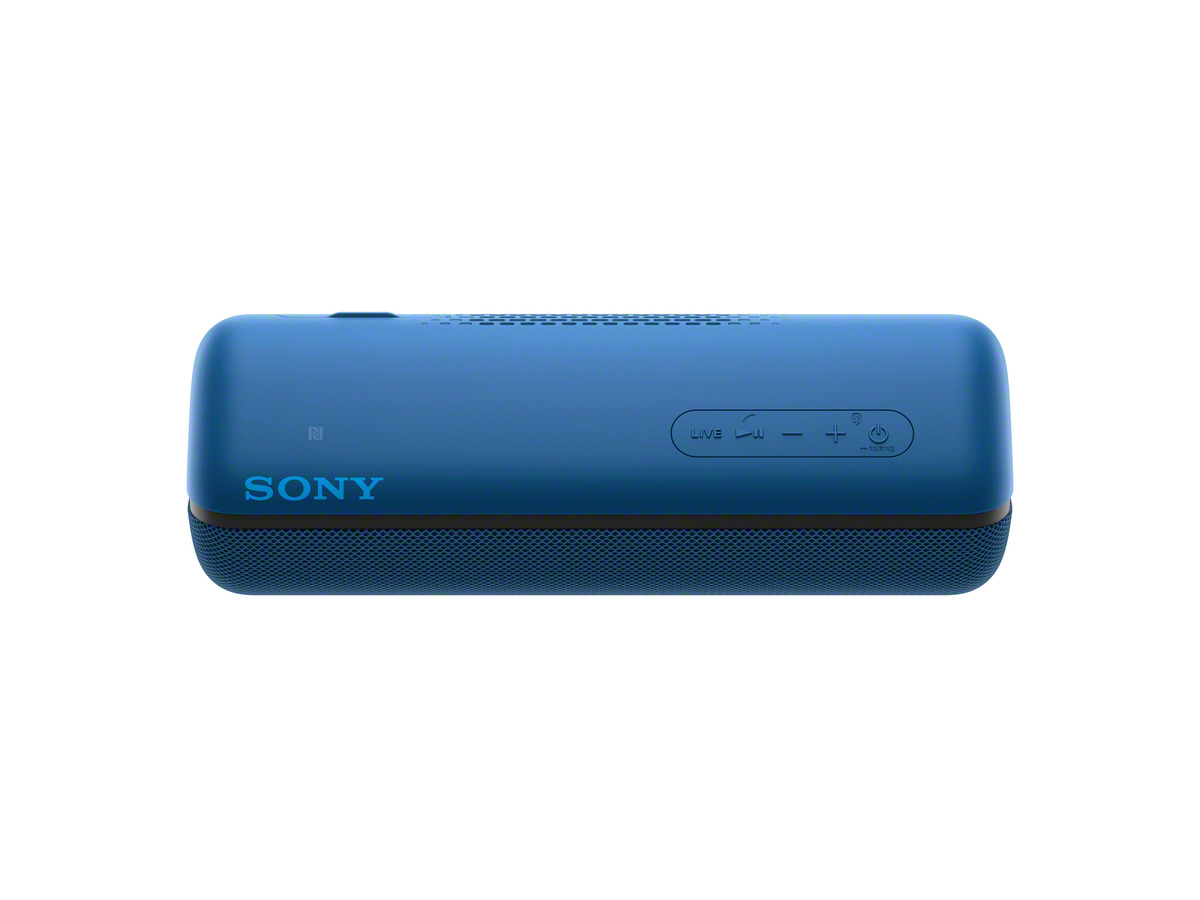 Blauer Sony-Lautsprecher auf weißem Hintergrund. Er ist rechteckig mit Knöpfen und dem Sony-Logo. Die Unterseite hat ein Mesh-Design.