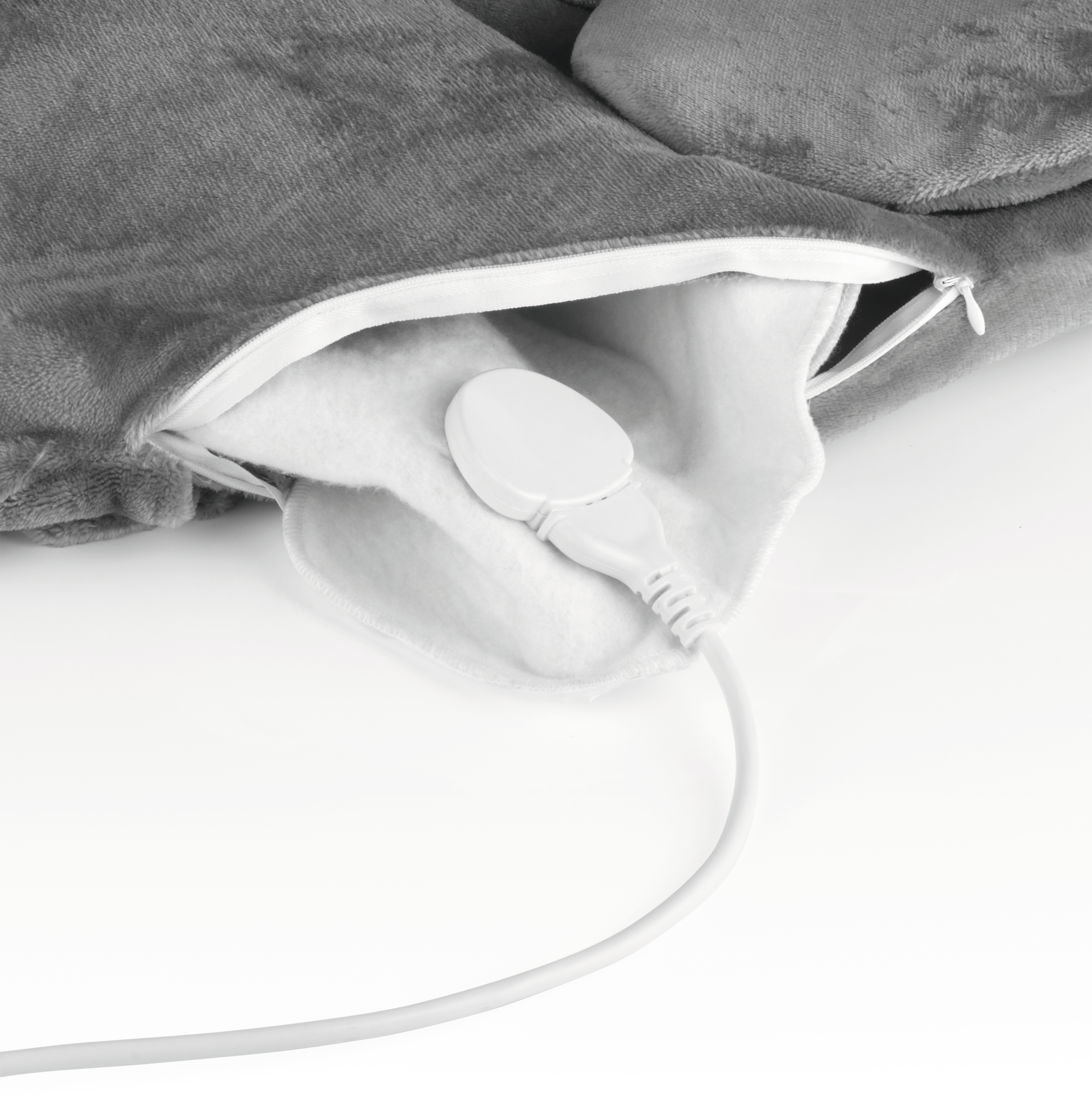 Graues Heizkissen mit weißem Kabel und Reißverschluss. Das Pad befindet sich auf weißem Hintergrund.