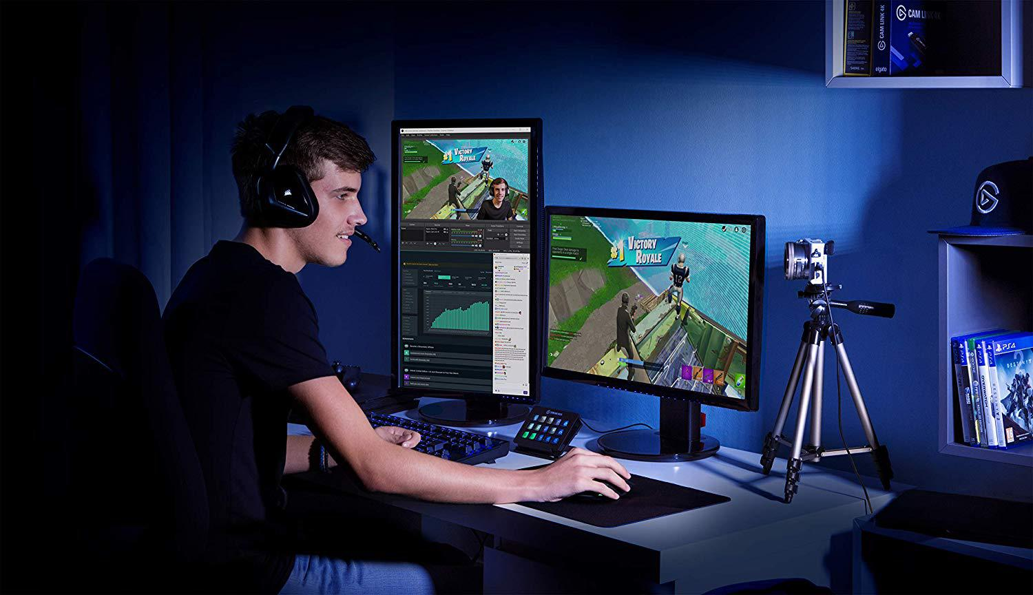 Gamer streamt auf zwei Bildschirmen. Mann mit Headset, spielt und interagiert mit dem Spiel.