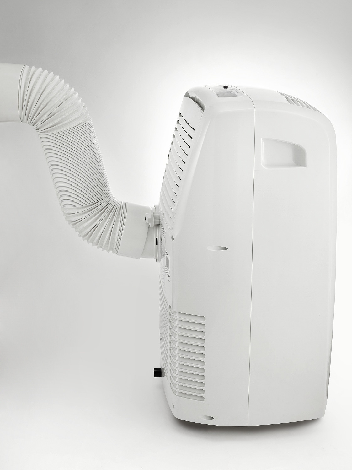 Witte airconditioner met een flexibele slang bevestigd.
