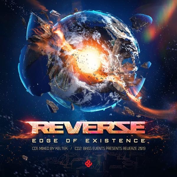 Albumhoes met een planetaire explosie. Titel: REVERSE, Edge of Existence. Donkere achtergrond.