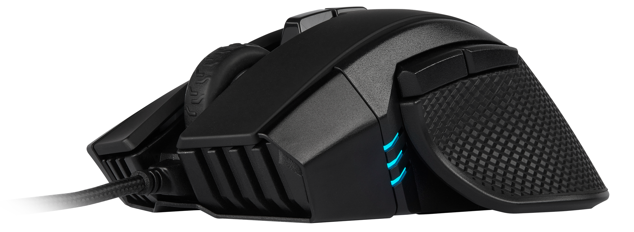 Schwarze Gaming-Maus mit blauen Lichtern. Hat einen strukturierten Griff, Seitentasten und ein geflochtenes Kabel.