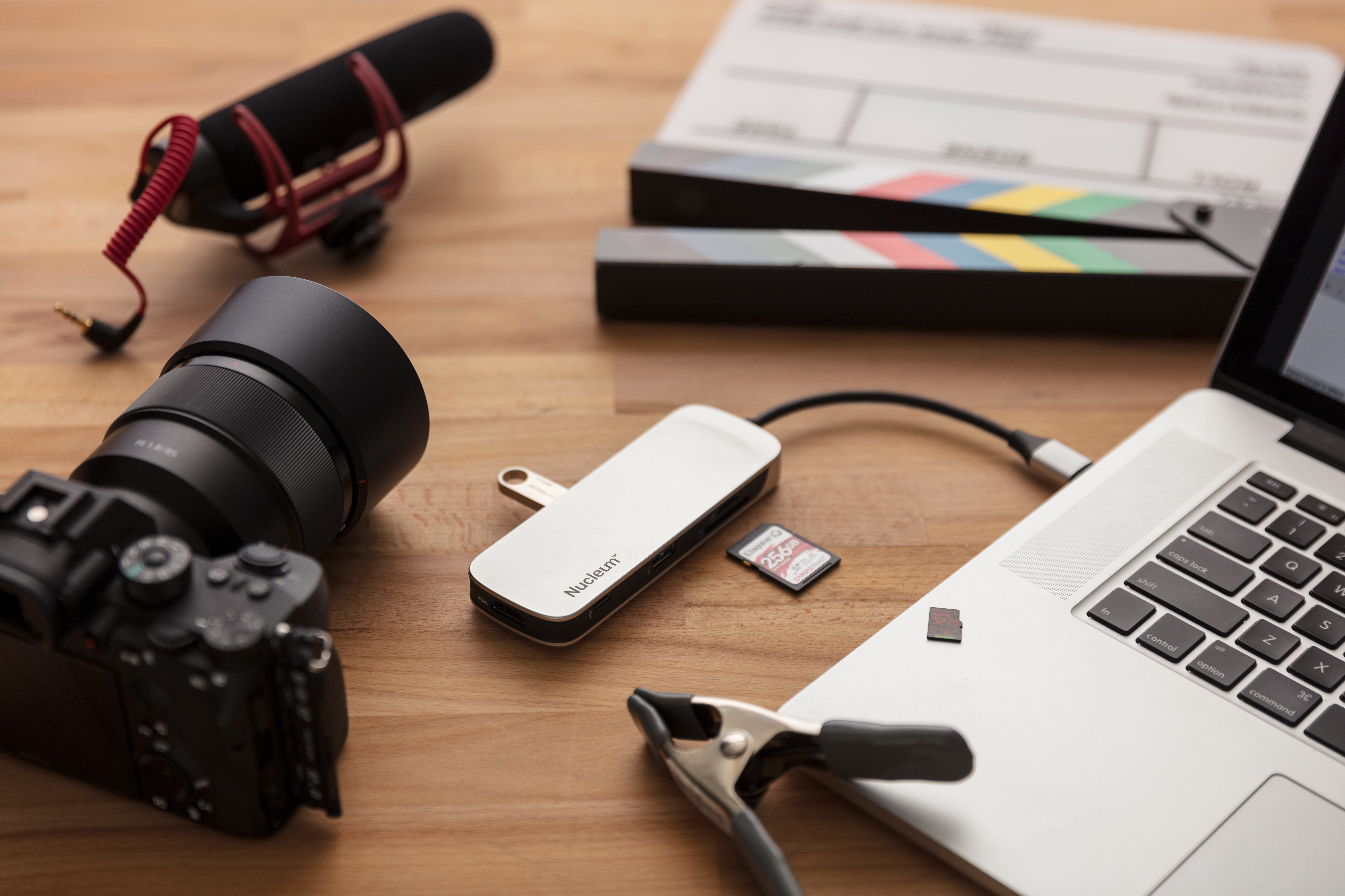 KINGSTON Nucleum USB-C Hub, Schwarz/Weiß