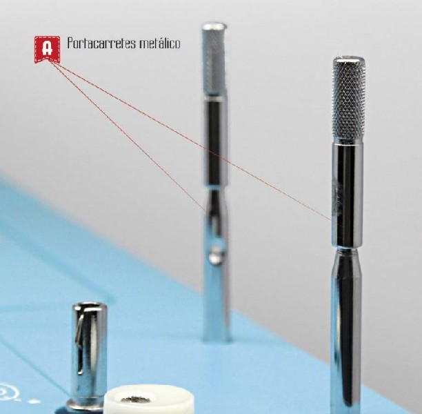 Piezas de máquina de coser metálicas y plateadas, etiquetadas como 'Portacarretes metálico' sobre superficie azul.