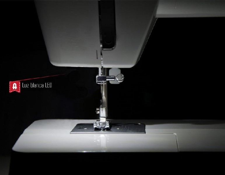 Máquina de coser. Primer plano de la aguja y la base. Indicador de luz LED.