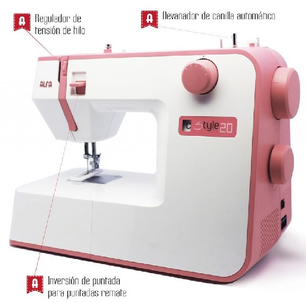 Máquina de coser blanca y rosa. La etiqueta muestra Alfa y características. La máquina tiene un regulador de tensión del hilo.