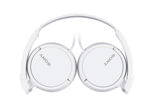Beyaz katlanmış Sony kulaklıklar, Sony logosu bulunan kulaklıkları gösteriyor.