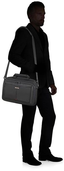 Öltönyös férfi fekete Samsonite aktatáskát visz piros csíkkal.