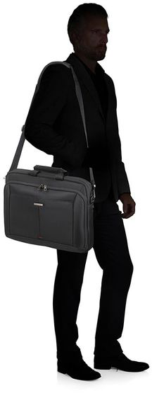 Férfi fekete Samsonite aktatáskával.