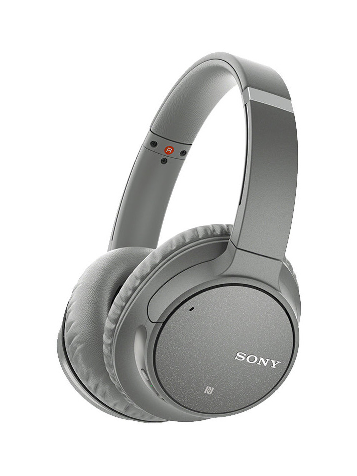 Beyaz arka planda gri Sony kulaklık, sağa doğru açılı.