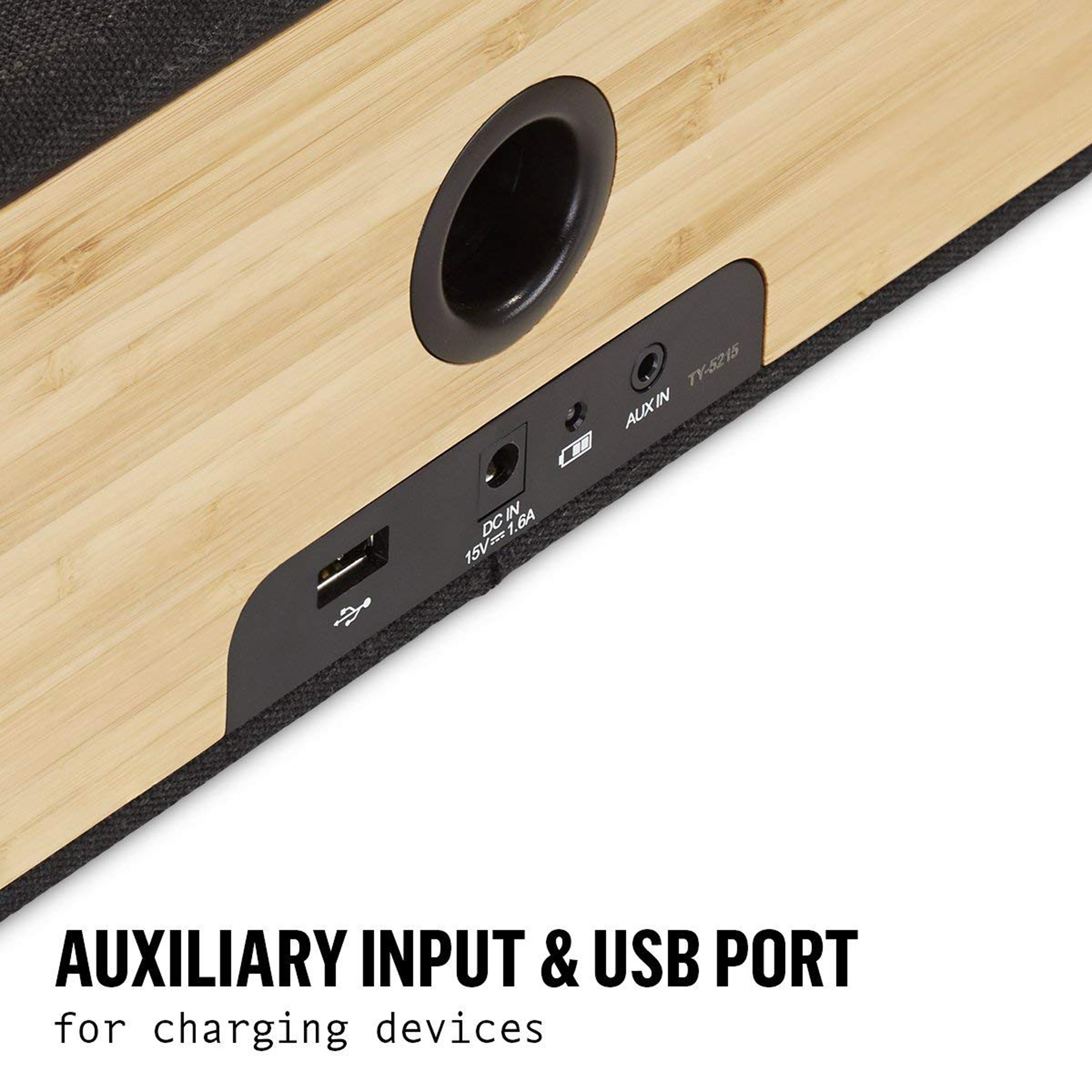 Close-up van houten luidspreker, AUX- en USB-poorten, met tekst: Auxiliary Input & USB Port.
