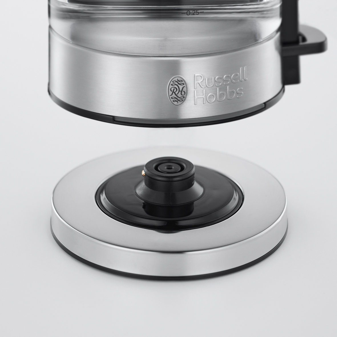 Nahaufnahme eines silbernen und gläsernen Wasserkochers. Der Sockel ist abgetrennt. Russell Hobbs Logo sichtbar.
