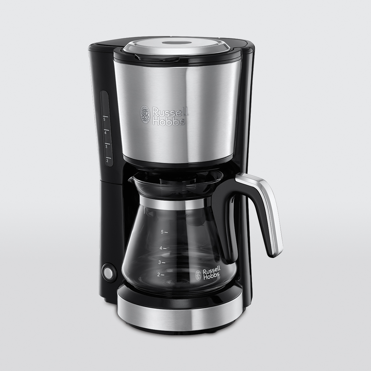 Schwarze und silberne Russell Hobbs Kaffeemaschine. Die Karaffe ist aus Glas. Weißer Hintergrund.