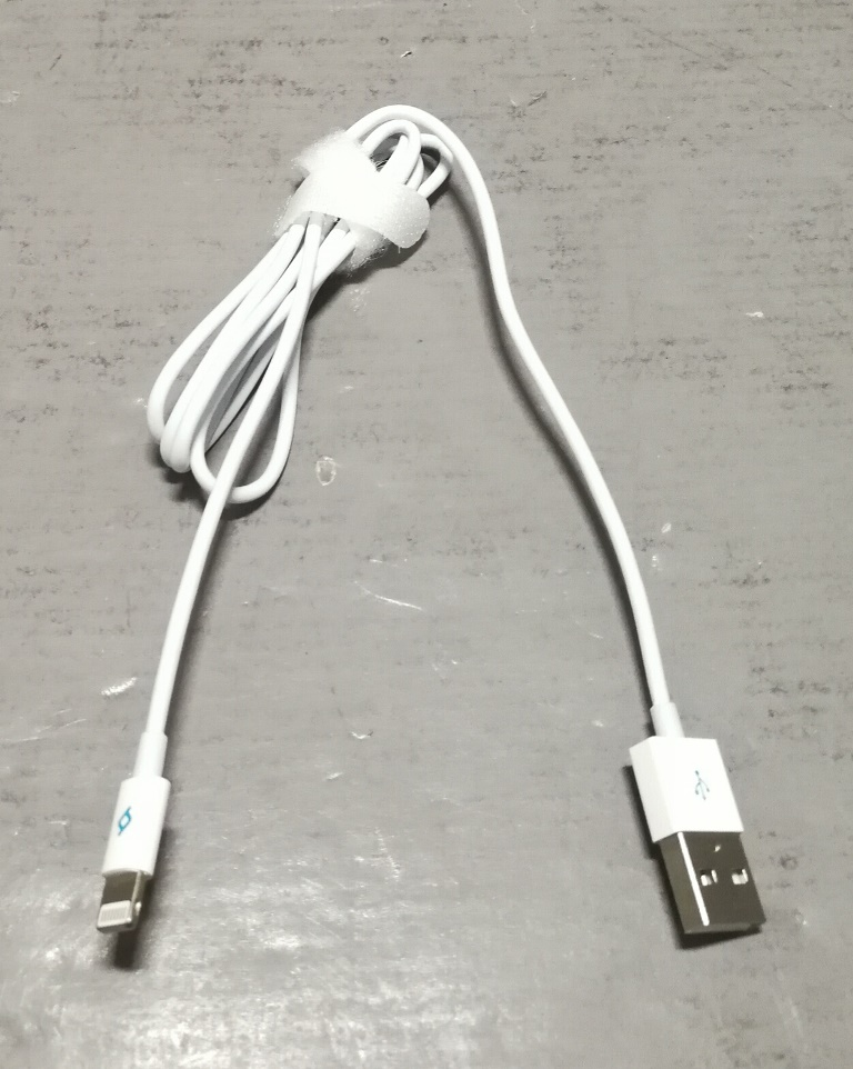 Lightning konektörlü ve USB konektörlü beyaz bir USB şarj kablosu.