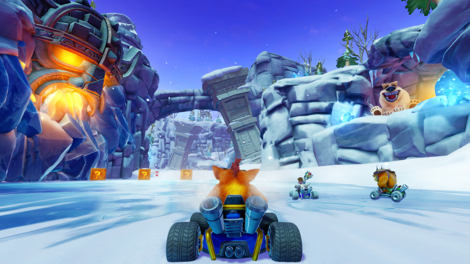 Course de kart Crash Bandicoot dans un niveau enneigé. Personnages et une piste.