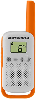 Egy fehér és narancssárga adóvevő. Van egy képernyője, gombjai és egy antennája. A MOTOROLA szó látható.