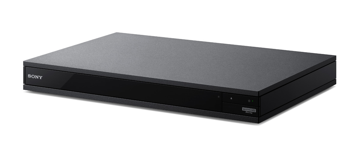 Ein schwarzer Sony Ultra HD Blu-ray Player. Der Markenname ist auf der linken Seite sichtbar. Auf weißer Oberfläche.