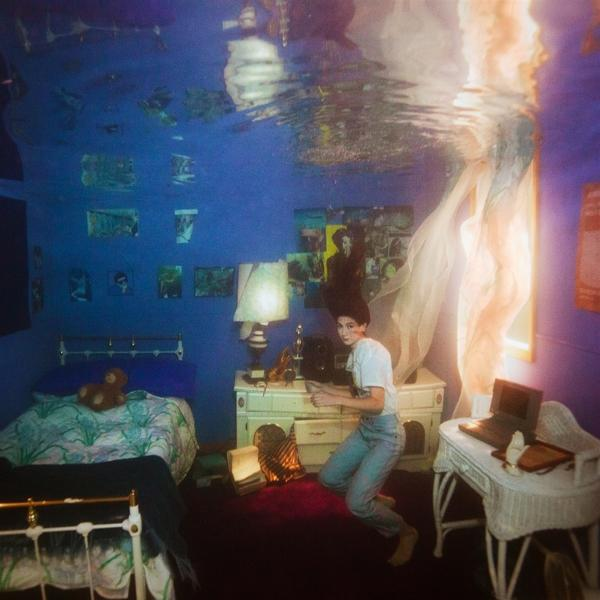 Unterwasser-Schlafzimmer-Szene. Junge Person treibt, Raum voller Objekte, blaue Wände.