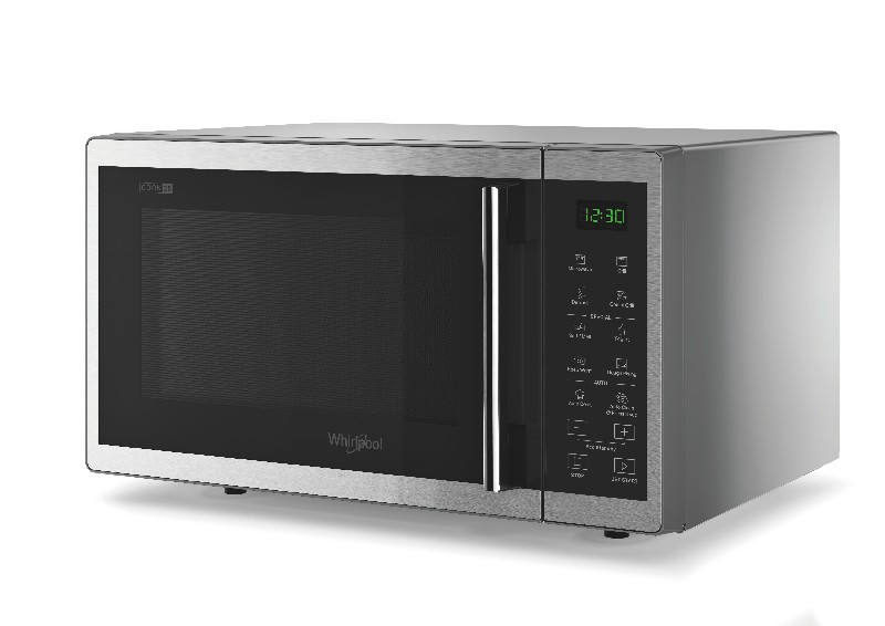 Horno microondas de acero inoxidable con pantalla digital mostrando la hora, fondo blanco.