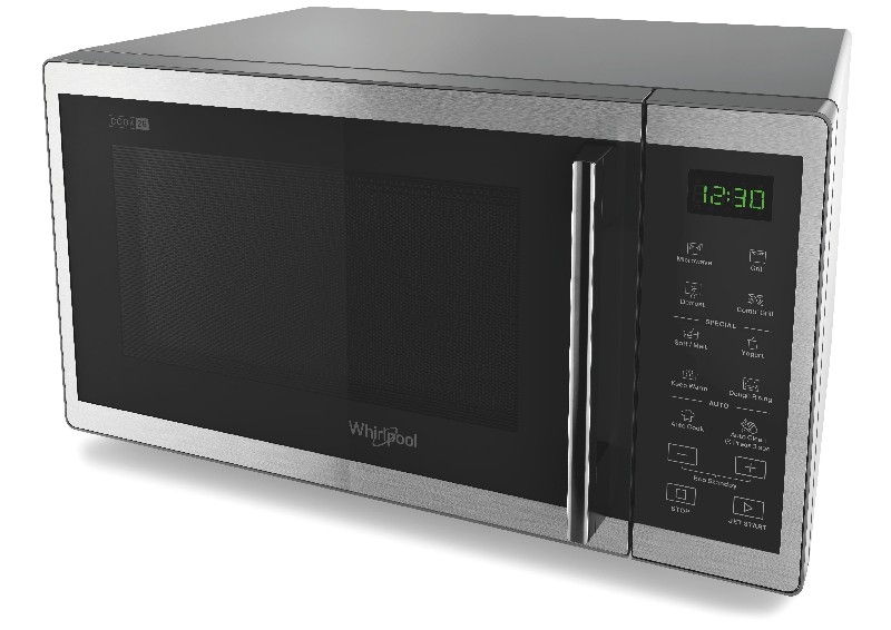 Microondas de acero inoxidable con puerta negra y panel de control. La hora se muestra a la derecha.