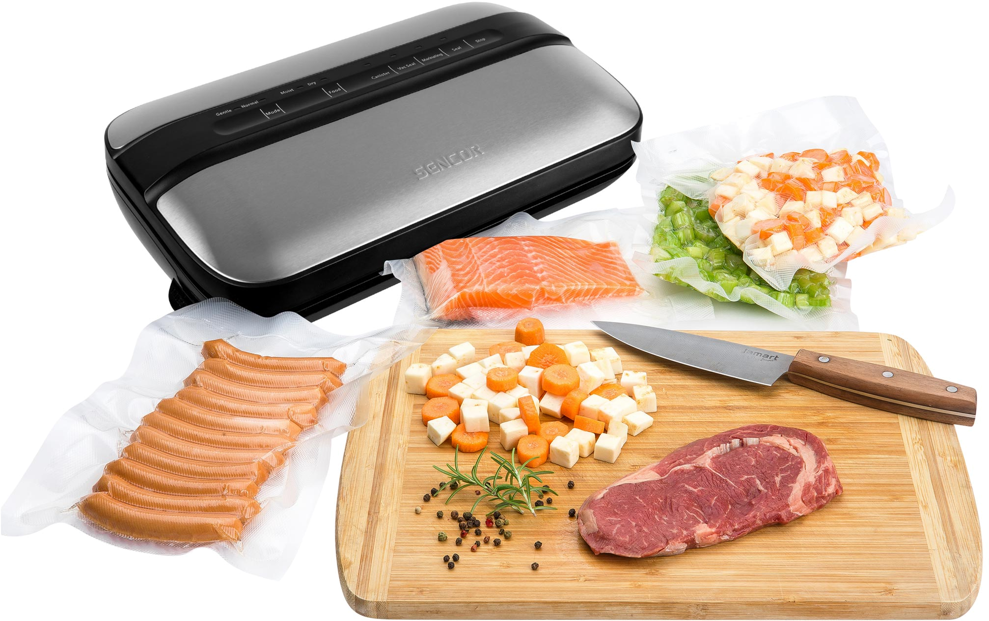 Vákuumos csomagológép élelmiszerekkel, zacskókban kolbász, lazac, zöldségek és steak a fa deszkán.