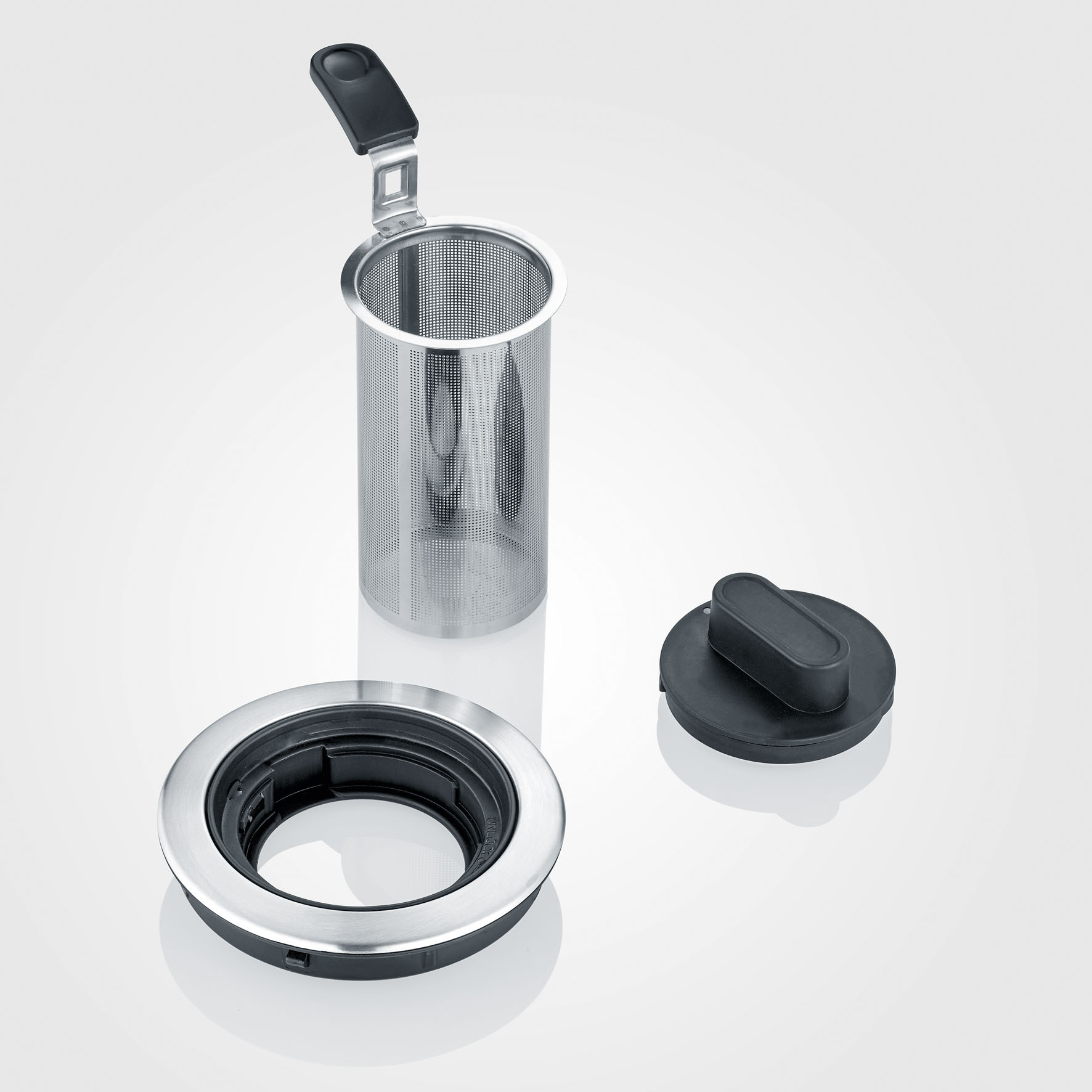 Thee-infuser met een uitneembaar filter, deksel en ring.