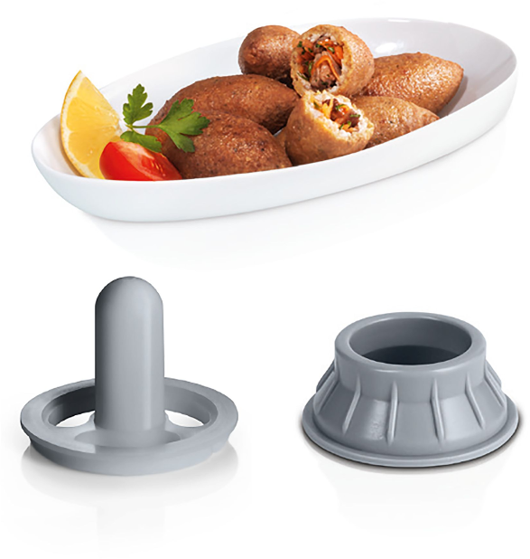 Fehér tál kibbeh-vel, citromkarikával és paradicsommal. Szürke cumisüveg alkatrészek.