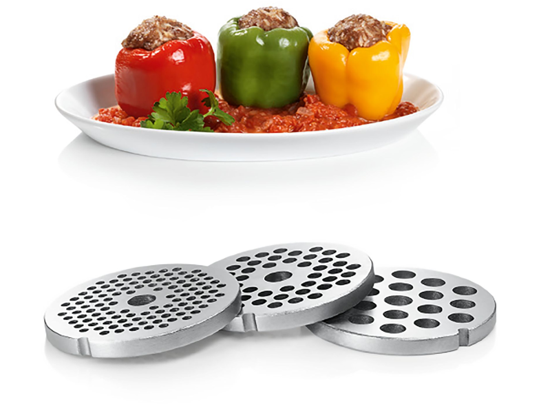 Töltött paprika darált hússal egy tányéron, daráló tányérokkal elöl.
