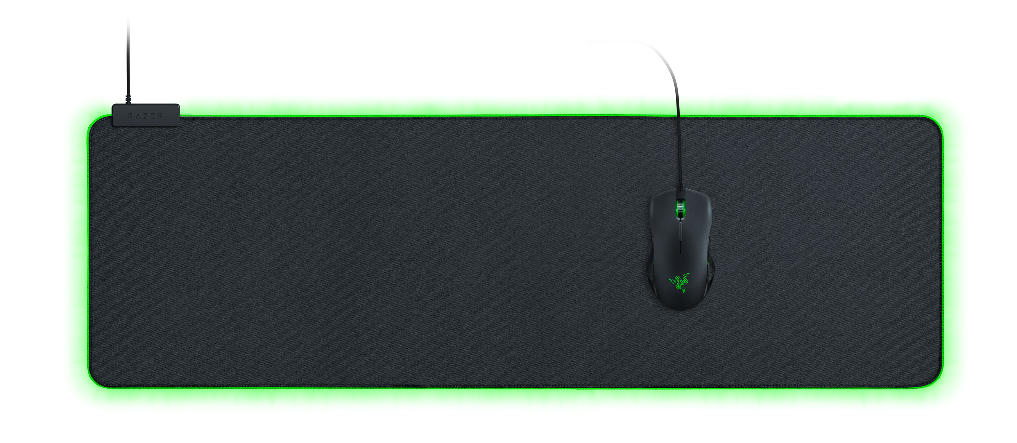 Eine schwarze Gaming-Maus auf einem großen, schwarzen Mauspadd mit grüner Kantenbeleuchtung.