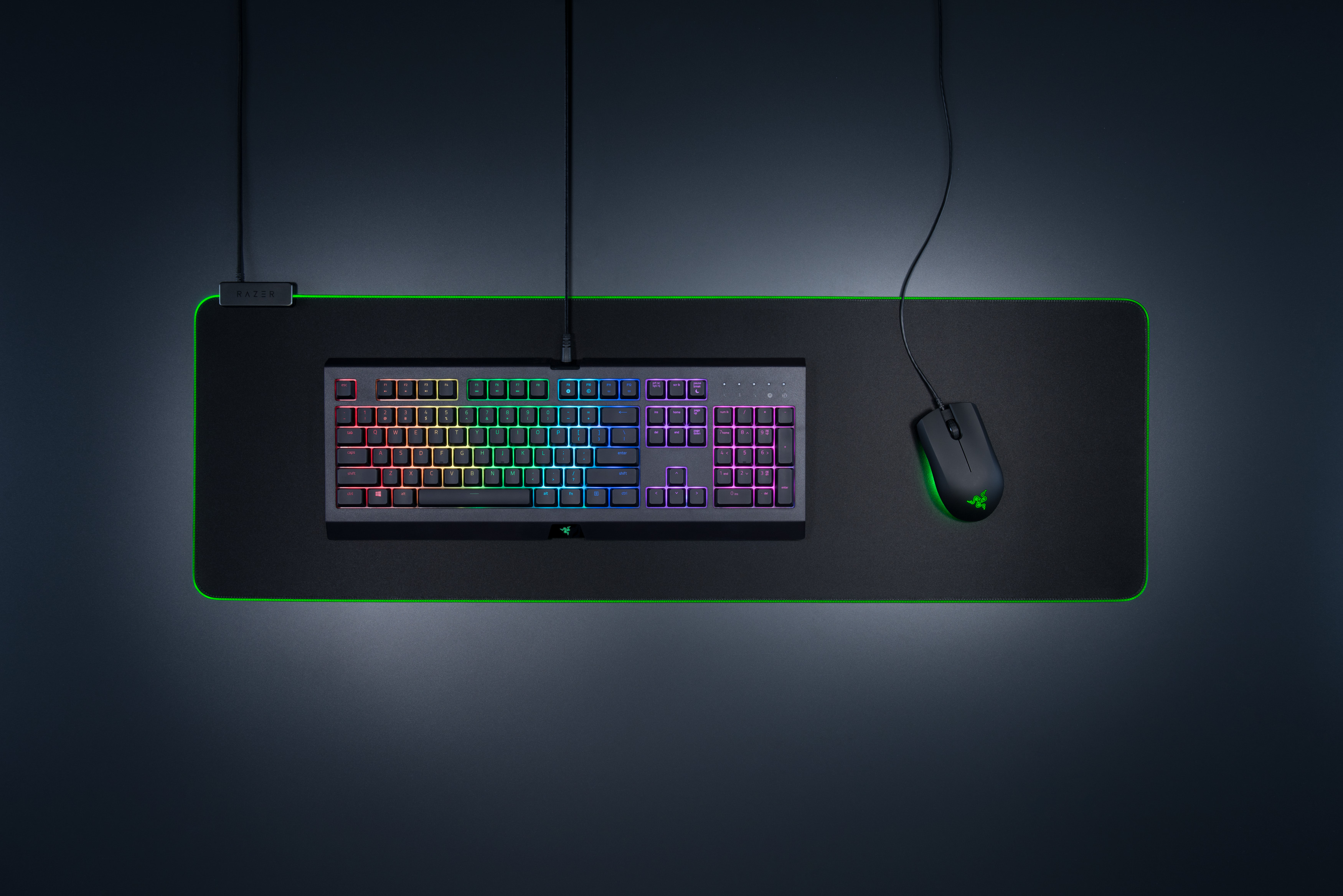 Draufsicht auf ein Gaming-Setup: Tastatur, Maus und Mauspad mit grünem Rand.