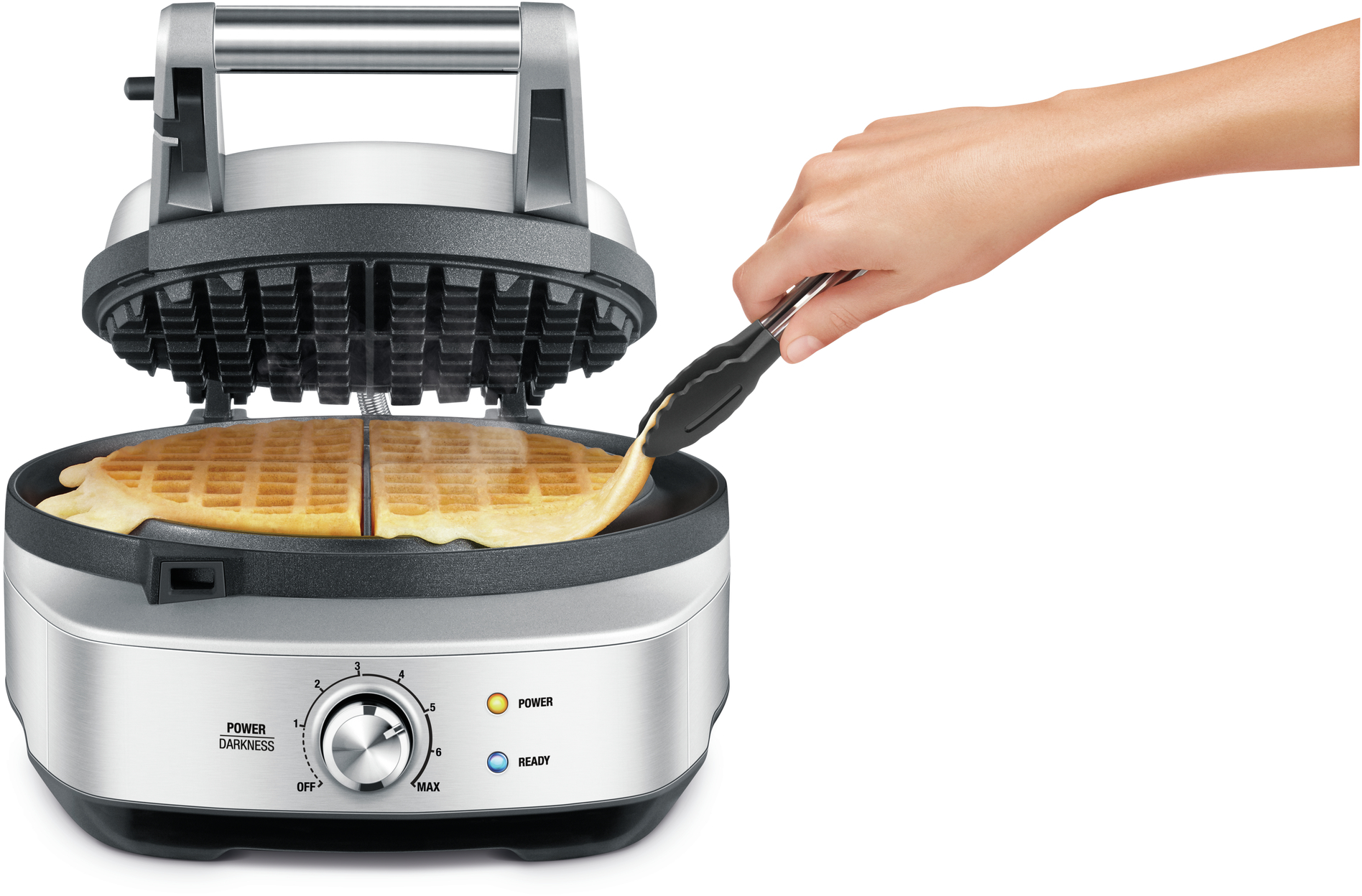Waffeleisen mit einer Waffel, die mit einer Zange entnommen wird. Leistungs- und Bräunungseinstellungen sichtbar.