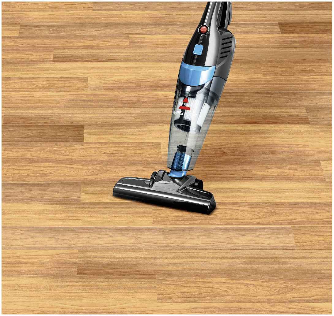 Ein Handstaubsauger auf einem Holzboden. Der Staubsauger ist schwarz und blau.